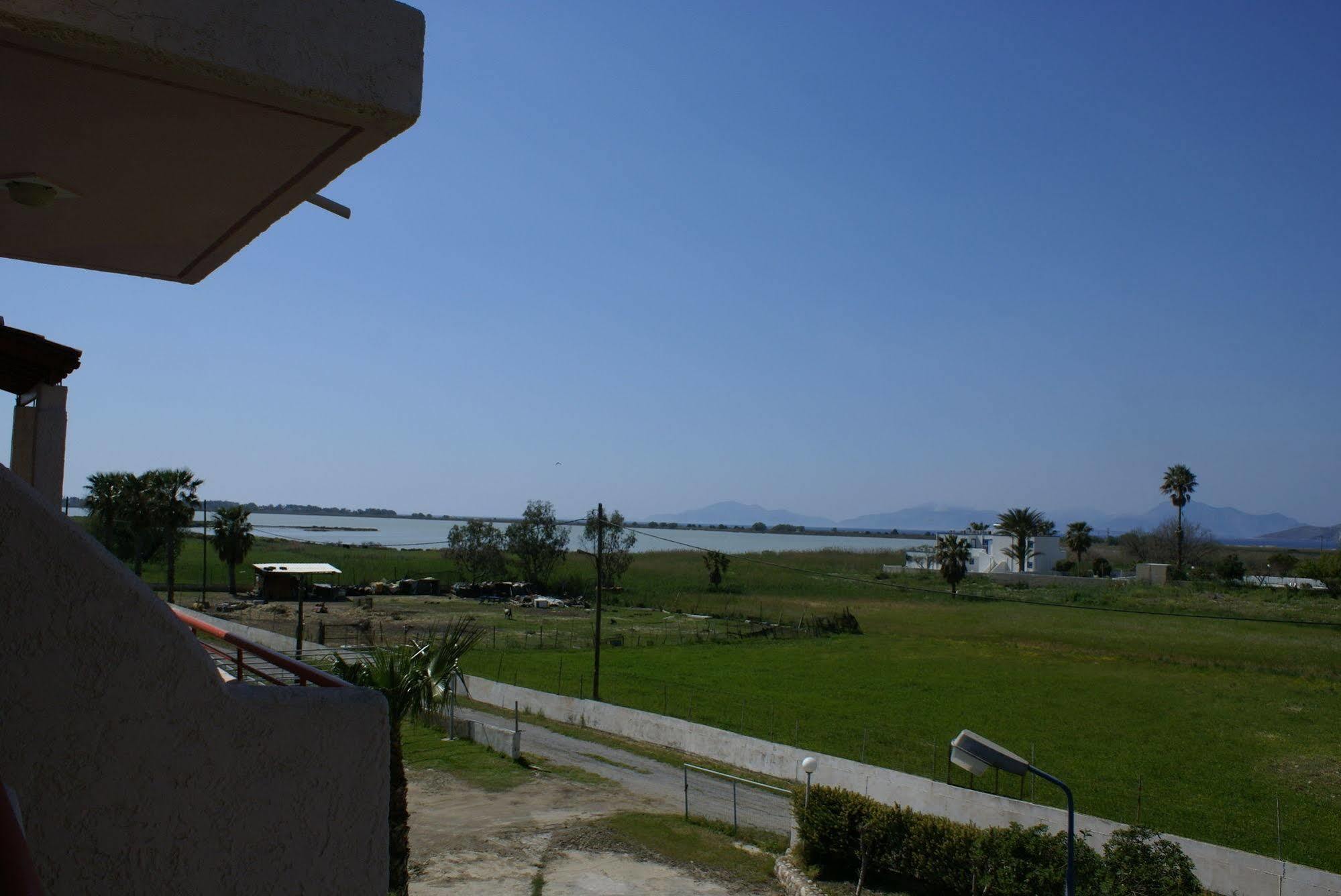 Golden Sun Aparthotel Tigkaki  Bagian luar foto